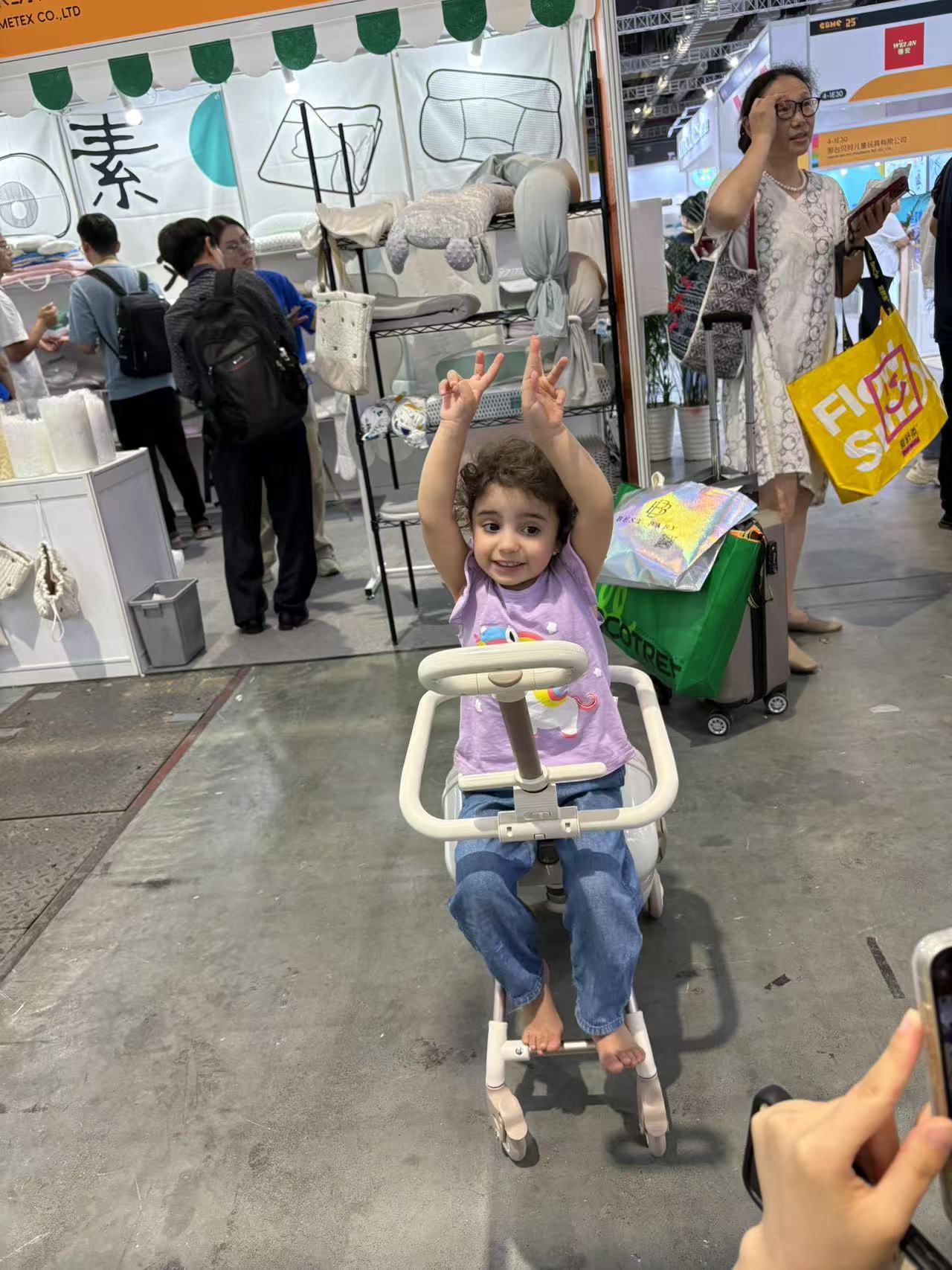A young visitor tries ZhongDao’s travel product at CBME Shanghai 2025
