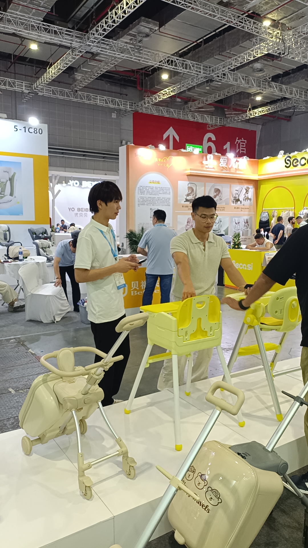 Hands-On High Chair Demonstration at the Shanghai Exhibition