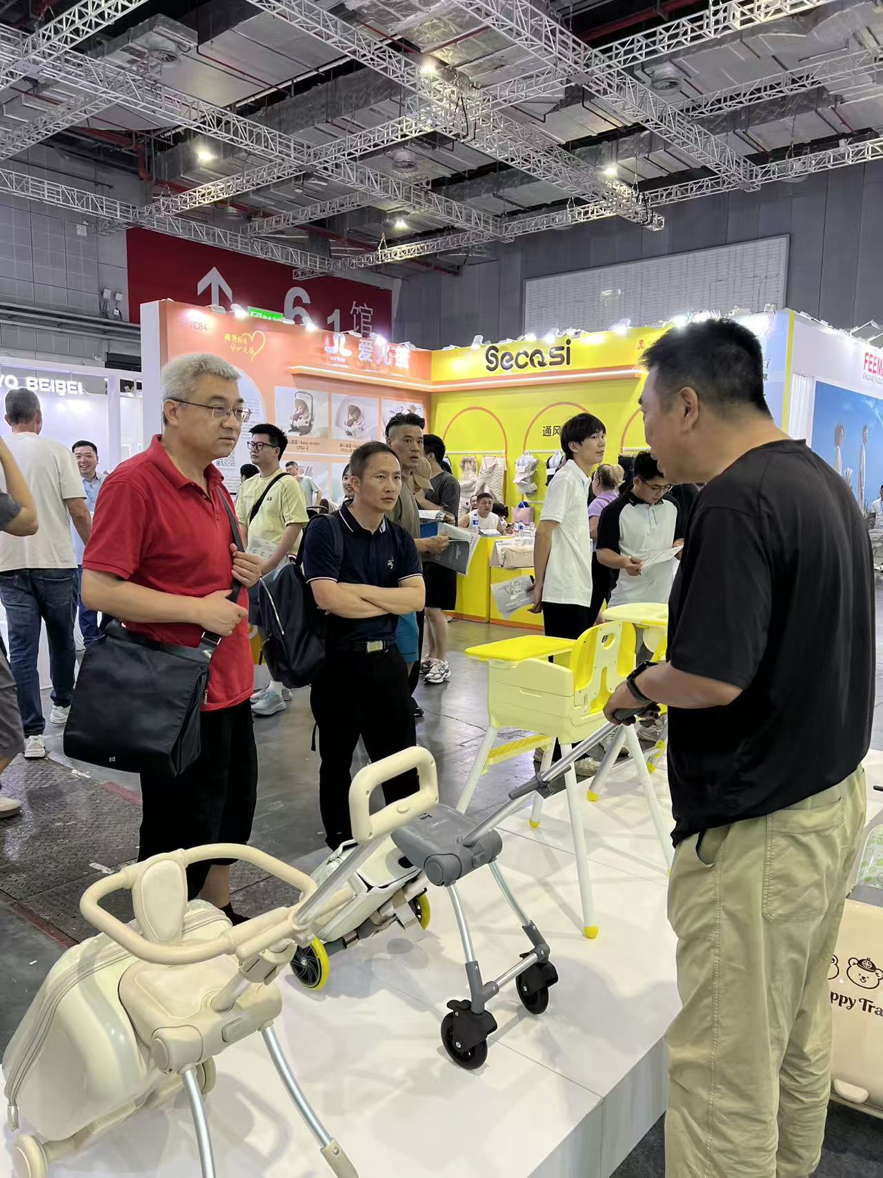 Presenting Children’s Travel Products to Exhibition Visitors